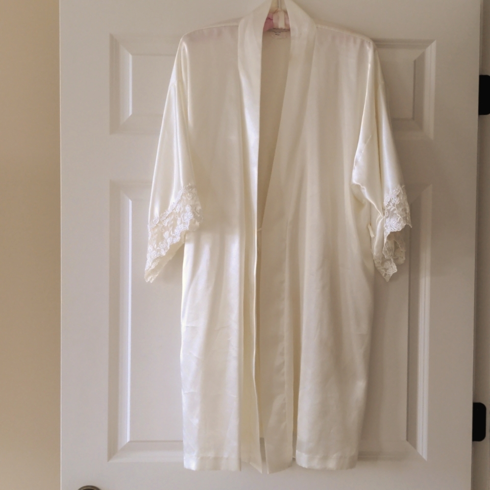 California Dynasty robe ivory dropped shoulder floral lace S flaw missin…